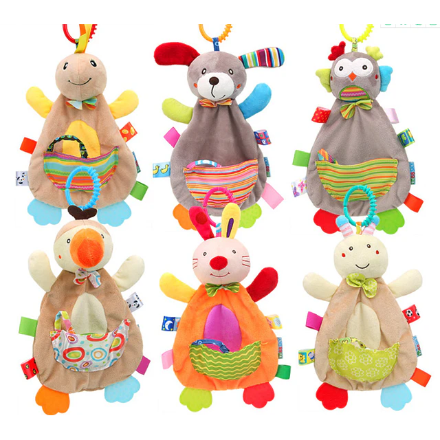 Toalla peluche con sonajero colgante